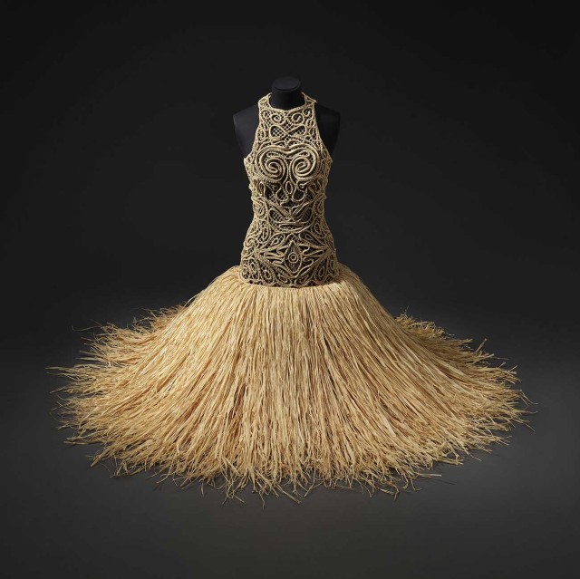 Franck Sorbier. Robe Larantuka, collection haute couture « Rien que du bonheur » 2008. Raphia, chanvre, macramé. Mucem, Marseille, Inv. 2022.9.1. Photo © Mucem / Marianne Kuhn