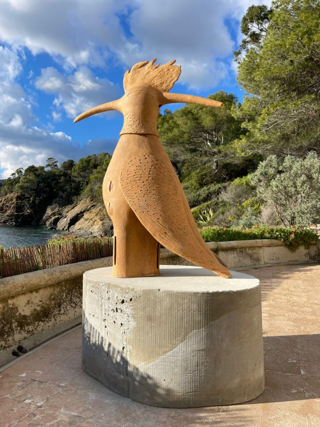 Katia Kameli, Hodhod #1, 2022. Sound sculpture, sandstone, 121 x 74 x 34 cm. Photo Nicolas Mouny. Courtesy the Artist_ Domaine du Rayol. © Nicolas Mouny