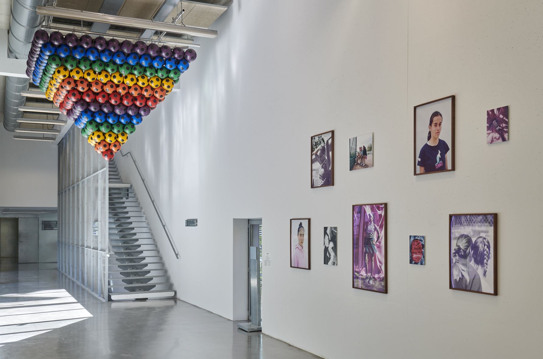 Vue d'exposition Des exploits, des chefs-d’œuvre – L’Heure de gloire, 2024, Frac Sud, Marseille, France. Laurent Perbos, Invert Pyramid # 2, 2022. Ballons de football, cadre aluminium, fils métalliques gainés. Conseil départemental des Bouches-du-Rhône, Marseille, France. Camille Holtz, Série « Tennis Forever », 2023. Balle signée. Diana et Gaia. Gloriana. Isabella. Juliette. Lucie. Sac avec signatures. Trois Copines (Mariam, Jermine et Jana). Trophée. Impressions sur papier Canson, contre collage sur dibond. Production Frac Sud – Cité de l’art contemporain, Marseille, France. Courtesy de l’artiste. ©Marc Domage