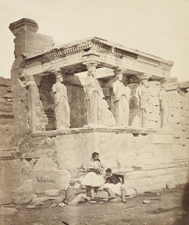 James Robertson, Les Cariatides de l’Erechteion, Athènes, 1853, tirage photographique, 30,8 × 26 cm. Mucem, inv. 2023.14.1 © Mucem