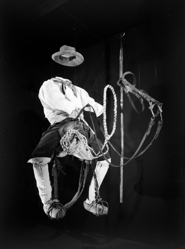 Section « élevage », vitrine d’exposition avec un gardian en selle à la fin du 19e siècle, photo : André Pelle © Mucem / André Pelle