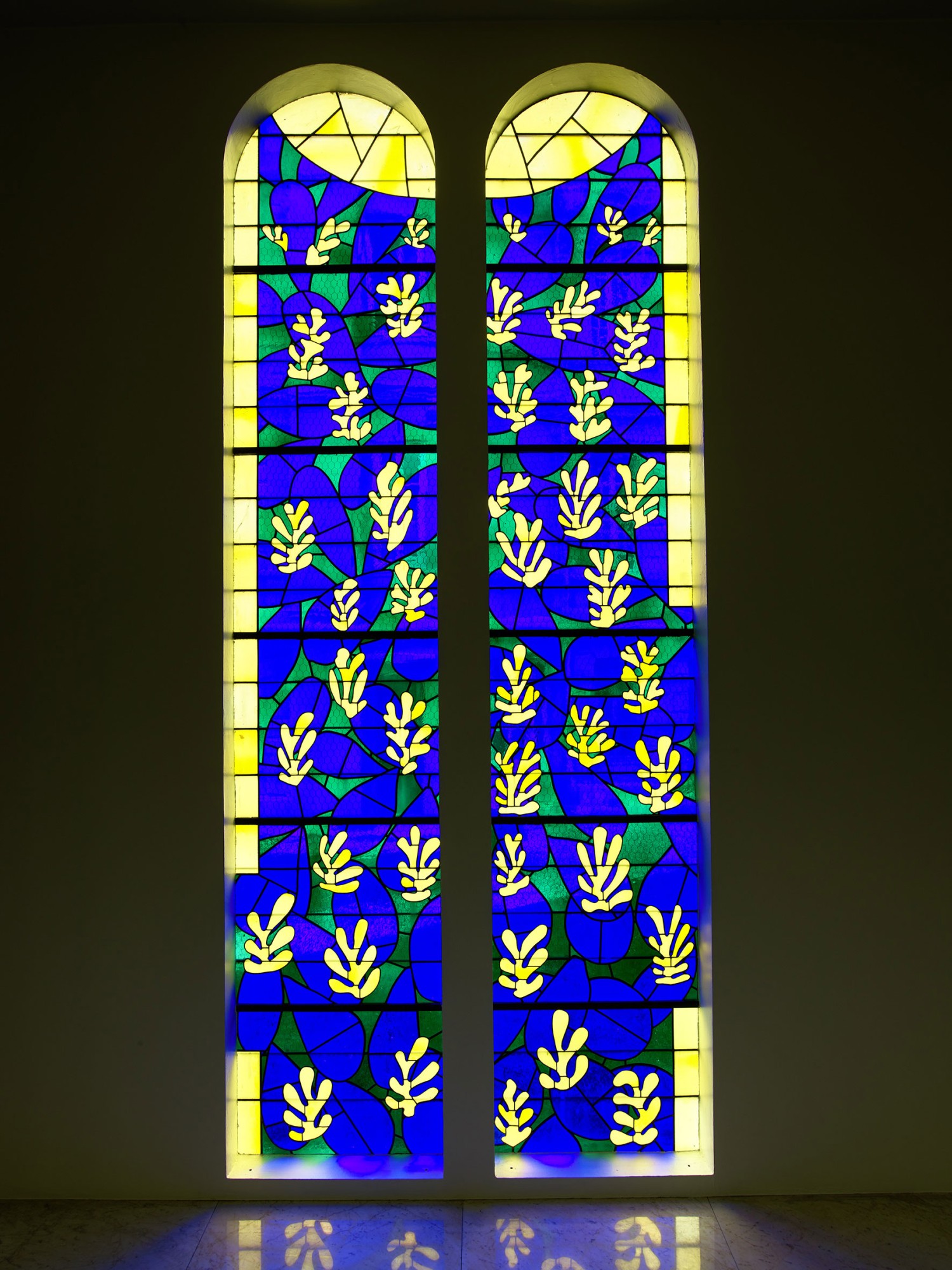 Vitraux réalisés par Henri Matisse pour la chapelle du Rosaire, à Vence © Succession H. Matisse Photo © François Fernandez