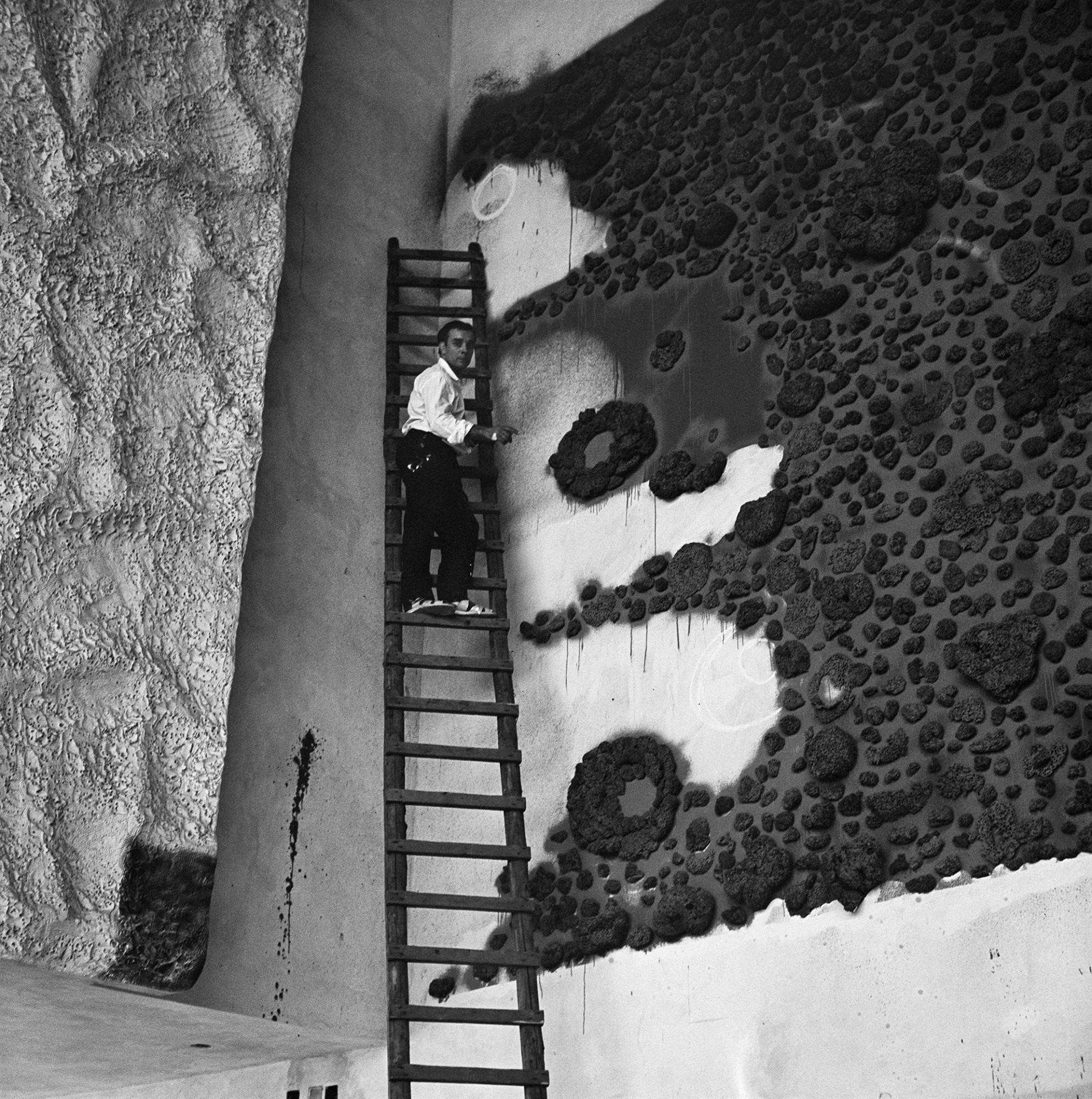 Yves Klein sur le chantier de l'Opéra-théâtre de Gelsenkirchen, en 1958-1959. Photographie de Charles Paul Wilp