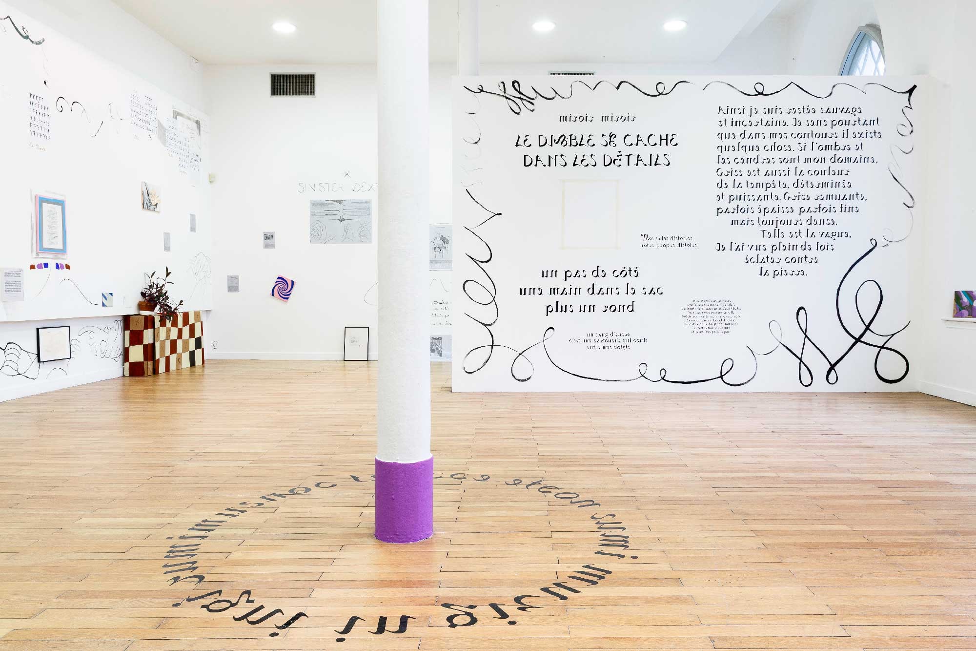 Vue de l'exposition La Gauchère par Marion Cachon, Artothèque de Caen, 2025 © Photo : Mickaël Quéméner