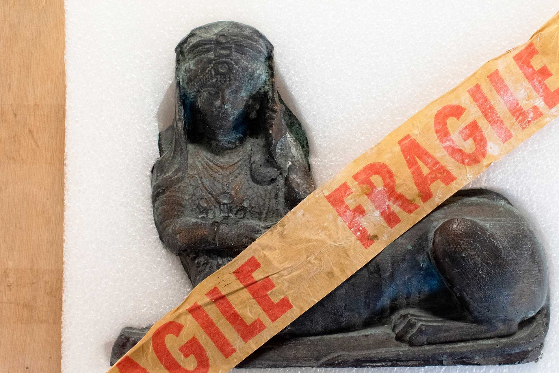 Elias Kurdy, Sphinx de Palmyre, 2023, Plâtre patiné et cuivre, 20 x 26 x 5 cm © Elias Kurdy