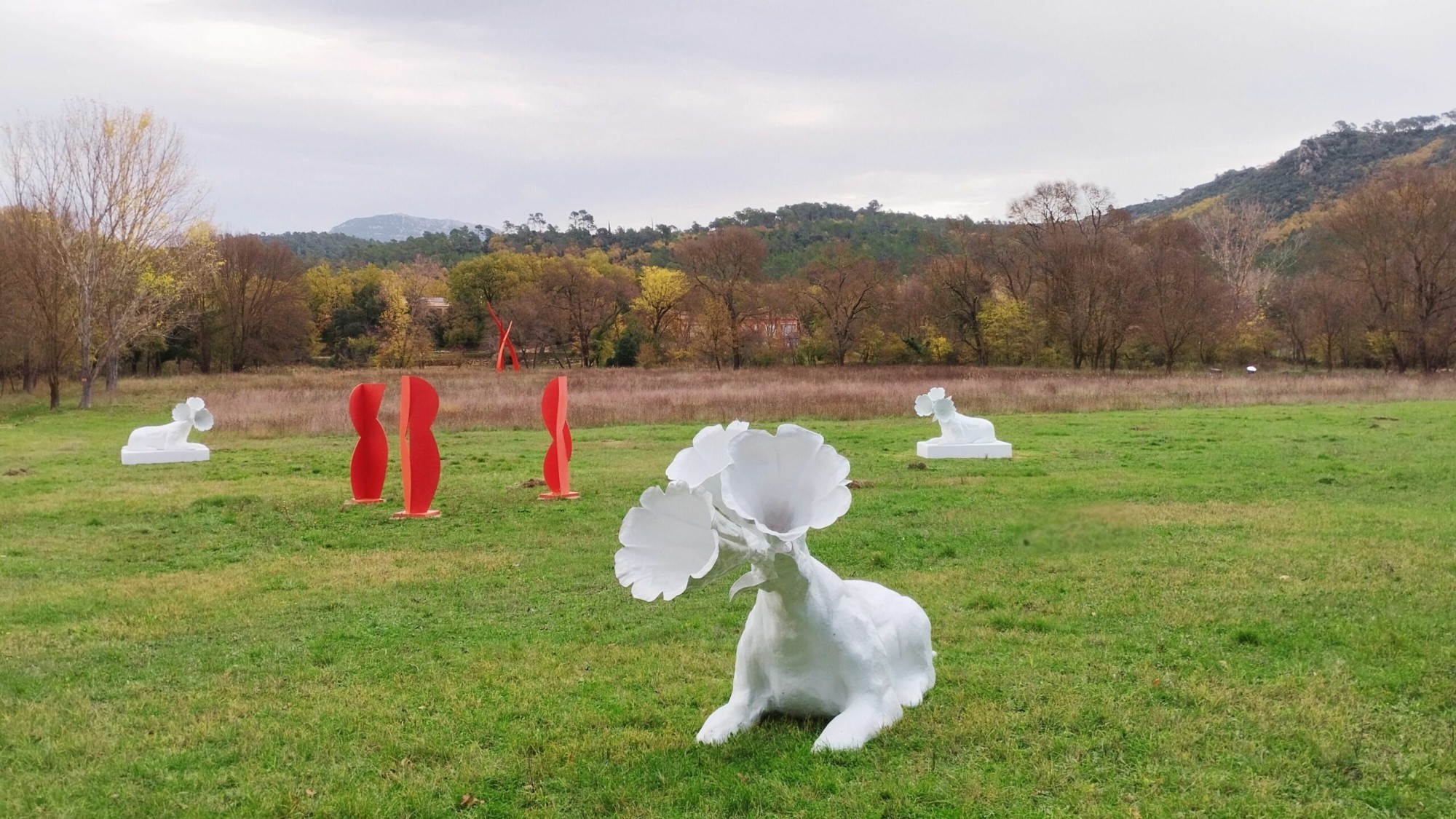 Untitled (Cerbères) – d’Elias Kurdy, triptyque sculptural à têtes florales