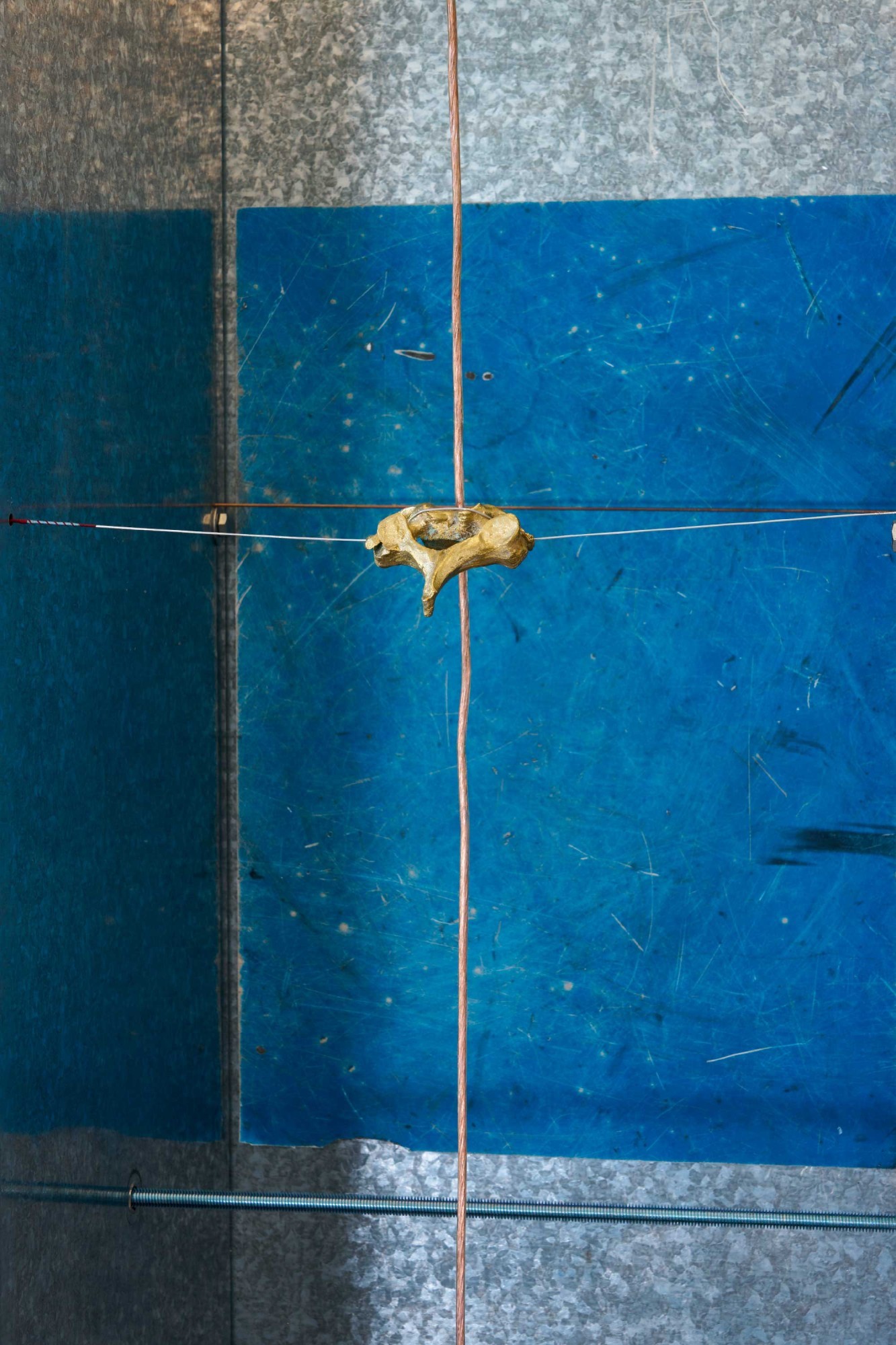 Agata Ingarden, Atlas (C1-C4), 2025 (détail) - Éléments d’ascenseurs trouvés, acier inoxydable, acier galvanisé, cordes d’instruments, moulages en bronze, adhésif, boulons, vis, fils d’acier, fil de cuivre © Photo : Tomasz Koszewnik