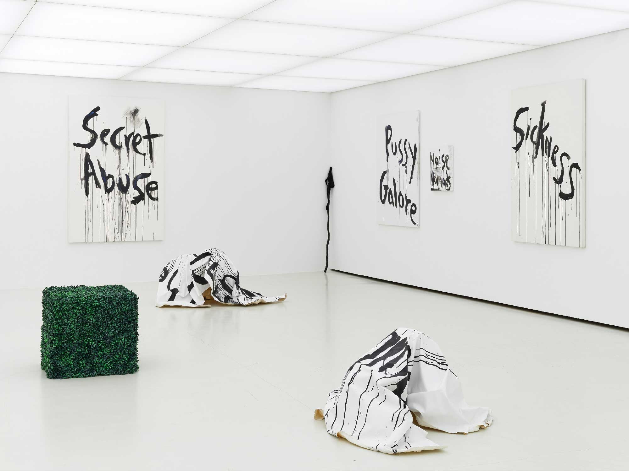 Vue de l'exposition Kim Gordon. Stories for a body, Collection Lambert © Jean-Christophe Lett