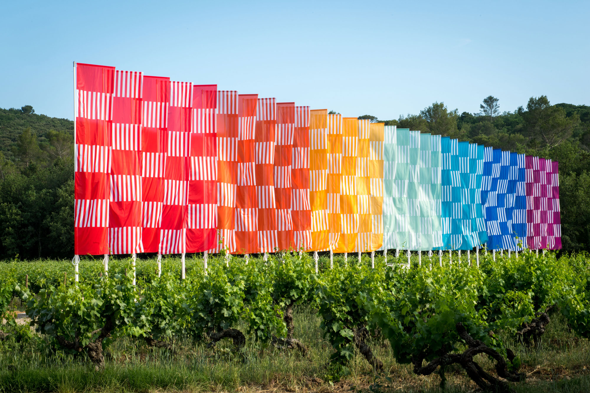 Photo-souvenir : Daniel Buren, Le damier flottant arc-en-ciel, travail in situ, 2016-2021  Courtesy Galleria Continua et Commanderie de Peyrassol  © DB-ADAGP, Paris et Christophe Goussard