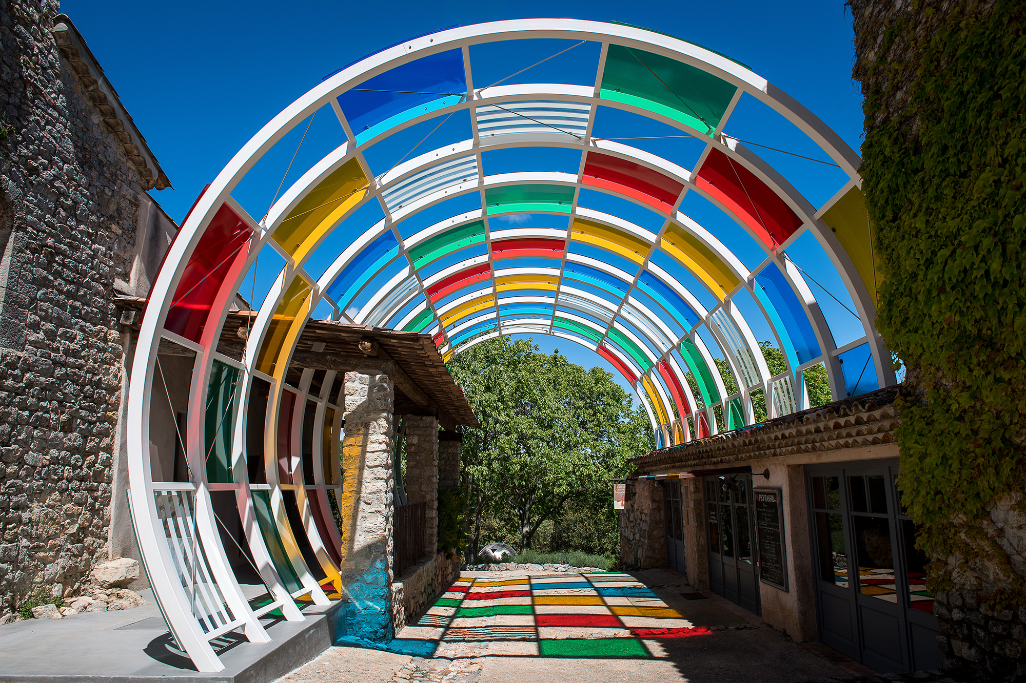 Daniel Buren, Cylindre incrusté aux couleurs, 2017