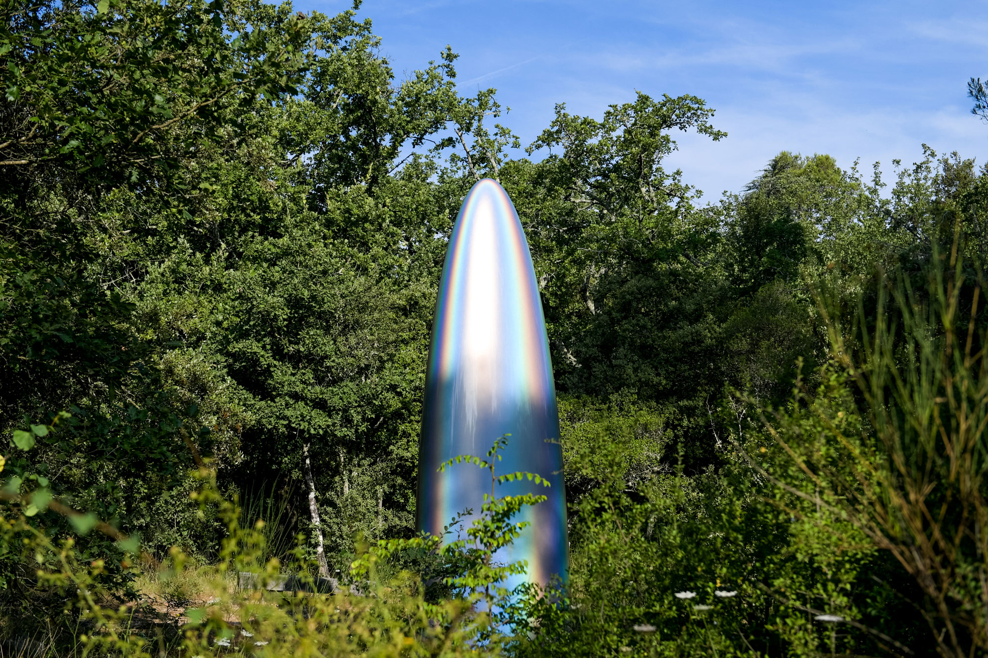 Gisela Colón, Untitled (15 Foot Parabolic Monolith Titanium), 2017. © Courtesy the artist and Commanderie de Peyrassol © Christophe Goussard