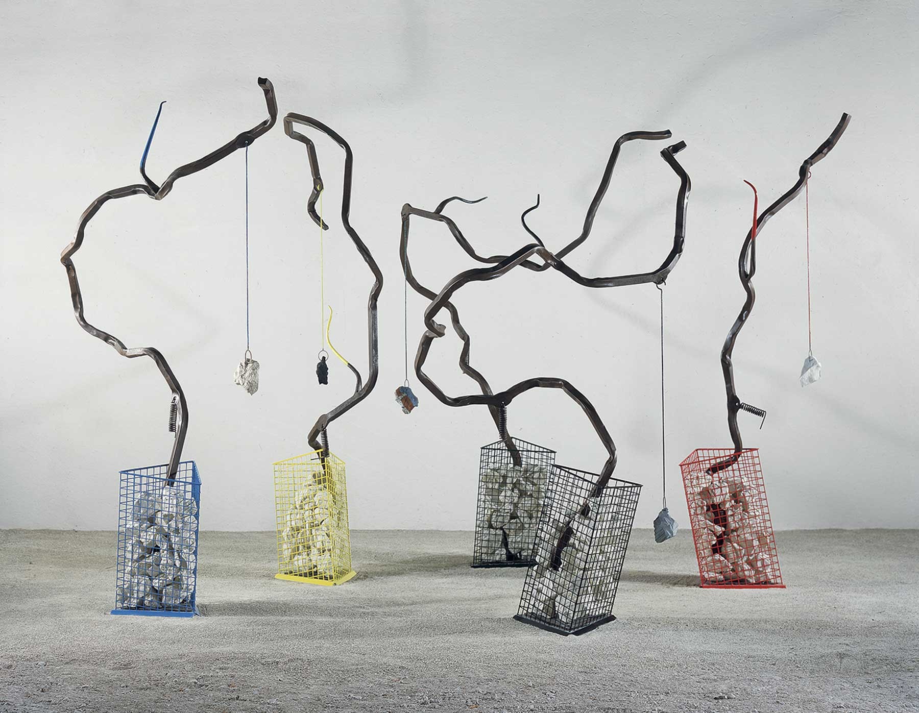 Bernard Pagès, Ceps en foule, 2000, métal oxydé ou peint, blocs de craie, 270x70x60cm, courtesy of Ceysson et Bénétière
