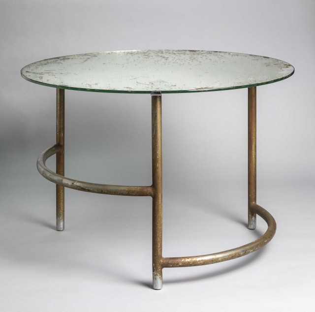 Francis BACON, Table, 1930. Table en acier tubulaire surmontée d'un miroir. D 77cm x H 53 cm. Francis Bacon MB Art Foundation, Monaco / MB Art Collection © The Estate of Francis Bacon. All rights reserved / Adagp, Paris, 2024