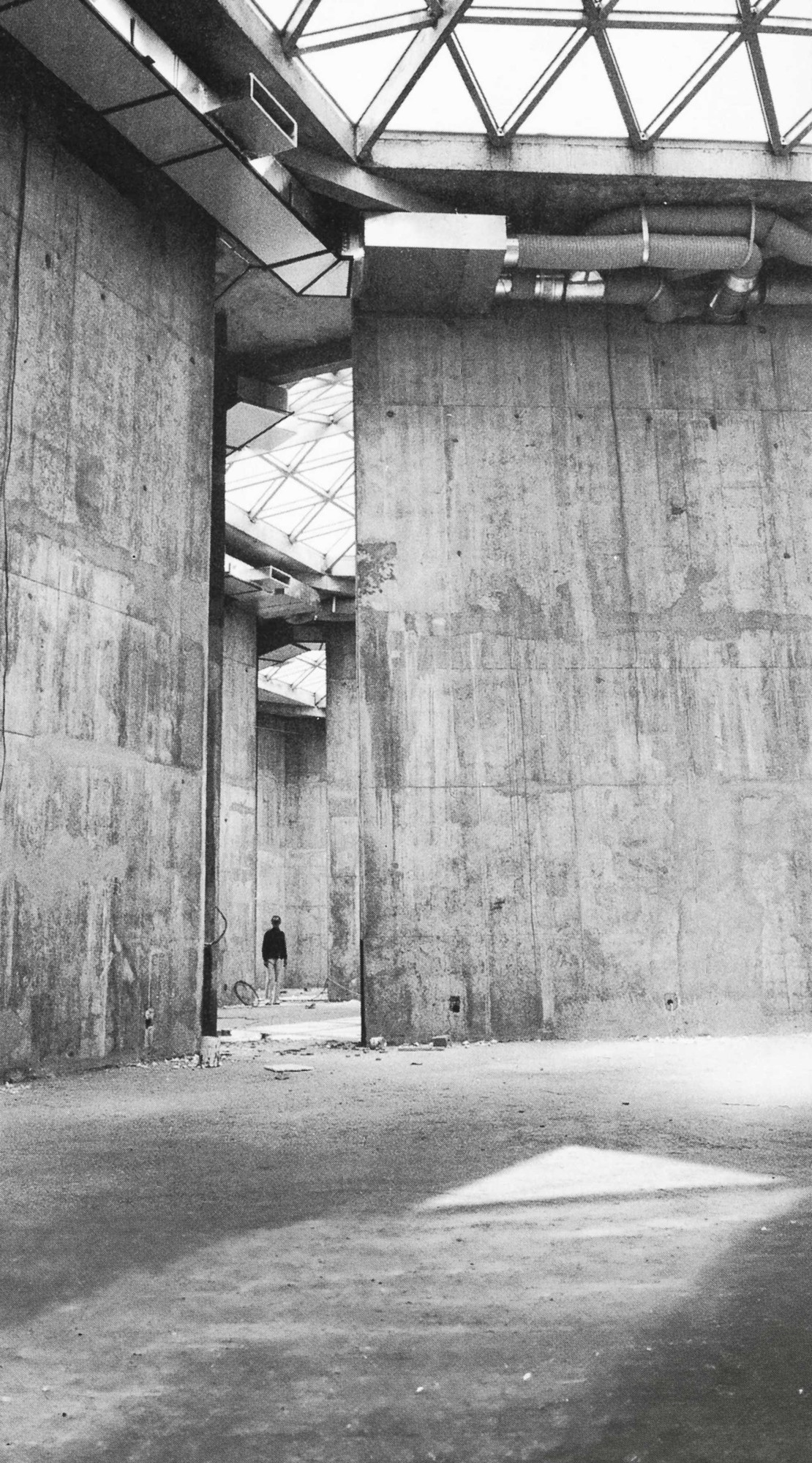 Victor Vasarely lors d’une visite de chantier dans le Centre architectonique en construction, 1974