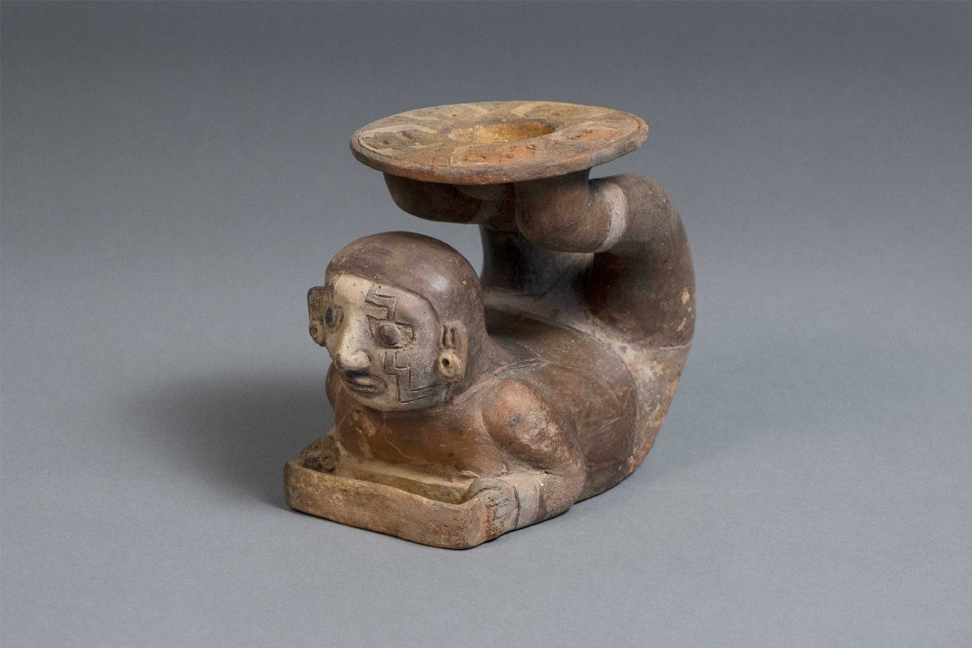 Contorsionniste du Museo de Arte de Lima, Cupisnique (.1250 avant J.-C. – 1 après J.-C.), Côte nord, Plat cérémoniel en céramique modelée avec motifs peints et incisés, 12,5 x 9 x 15,3 cm, Museo de Arte de Lima, Pérou, Comité de constitution de Collections 2022, Donation Nissim Mayo, Photographe : Daniel Giannoni