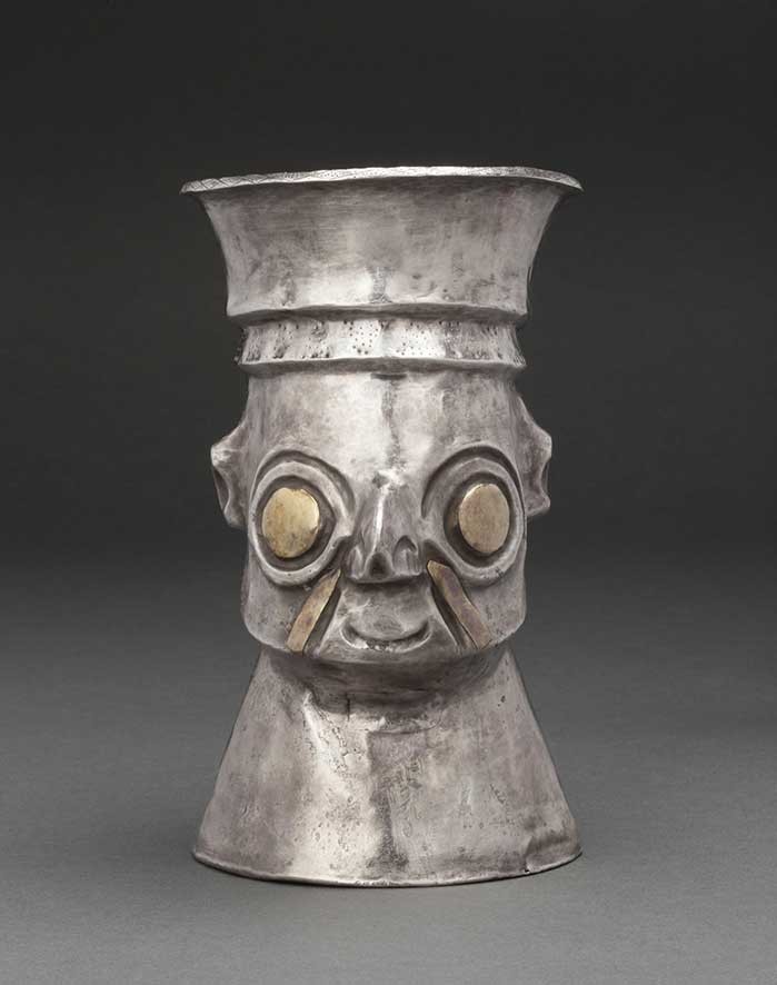 Tête trophée avec bouche et yeux fermés, Culture Nasca 100 – 600 apr. J.-C. Côte sud, Bol en céramique avec motifs polychromes, 9,7 x 13,3 x 14 cm, Donation Memoria Prado Museo de Arte de Lima, Pérou. IV-2.0-0320. Photographie : Daniel Giannoni