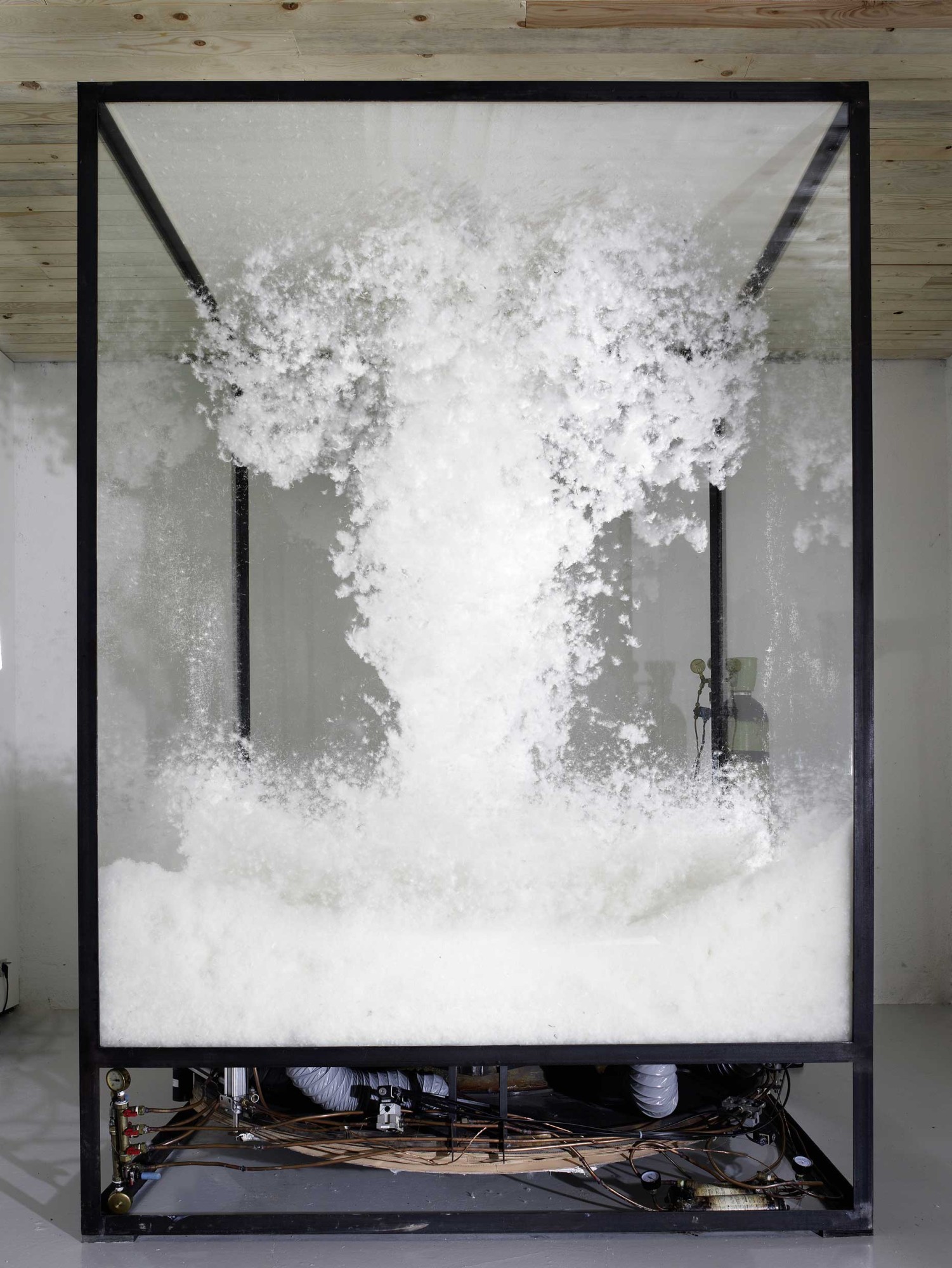 © Vivien Roubaud - 3,5 kg duvet d'oie, douze mètre cubes d'air, acier, cuir, cuivres, 2012. Pièce unique. Courtesy Michel Fedoroff. Crédit photo : F. Fernandez