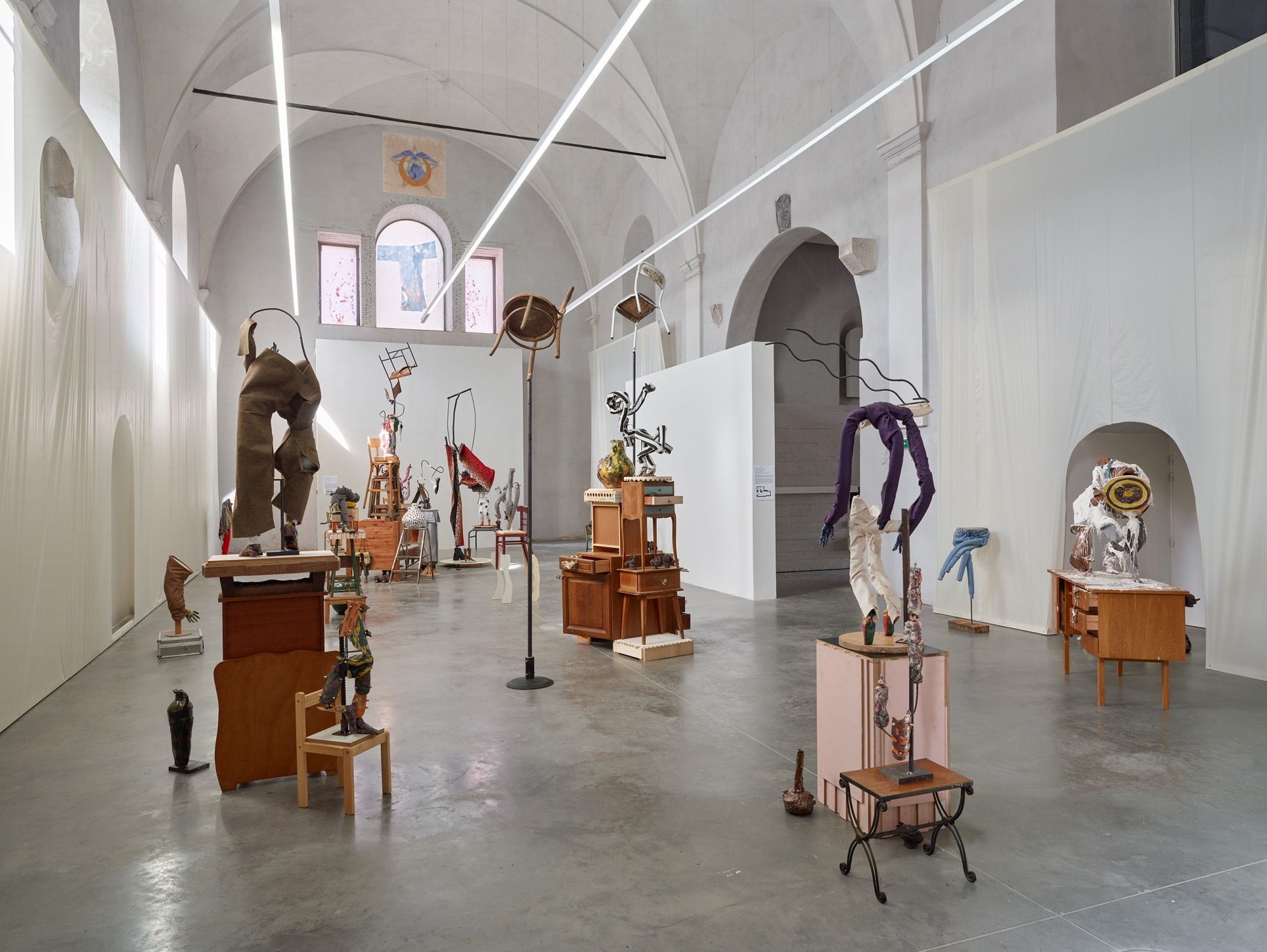 Assis debout dans mon lit à la lueur d’une chandelle éteinte de David Posth-Kohler, centre d’art contemporain Les Capucins, Ville d’Embrun, 2026. Photo : François Deladerrière