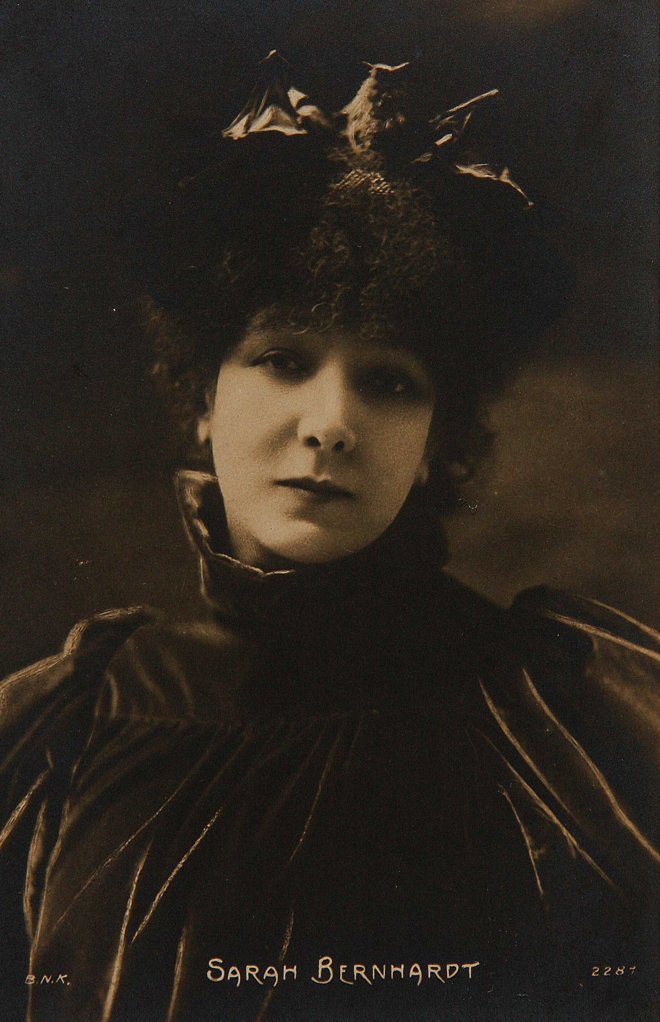 Sarah Bernhardt au chapeau chauve-souris par BNK