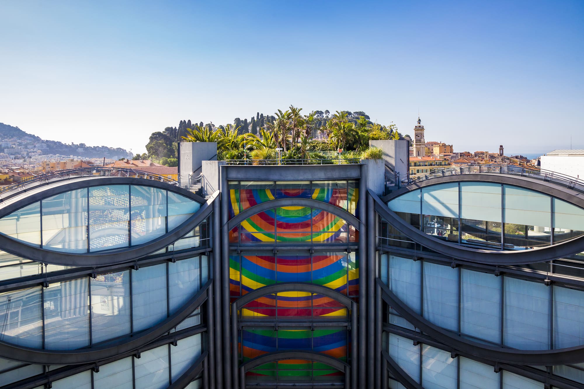 Vue des terrasses - MAMAC - Sol LeWITT, Wall drawing#1004 Arcs, 2002 © Adagp, Paris 2021 – Photo : Julien Véran