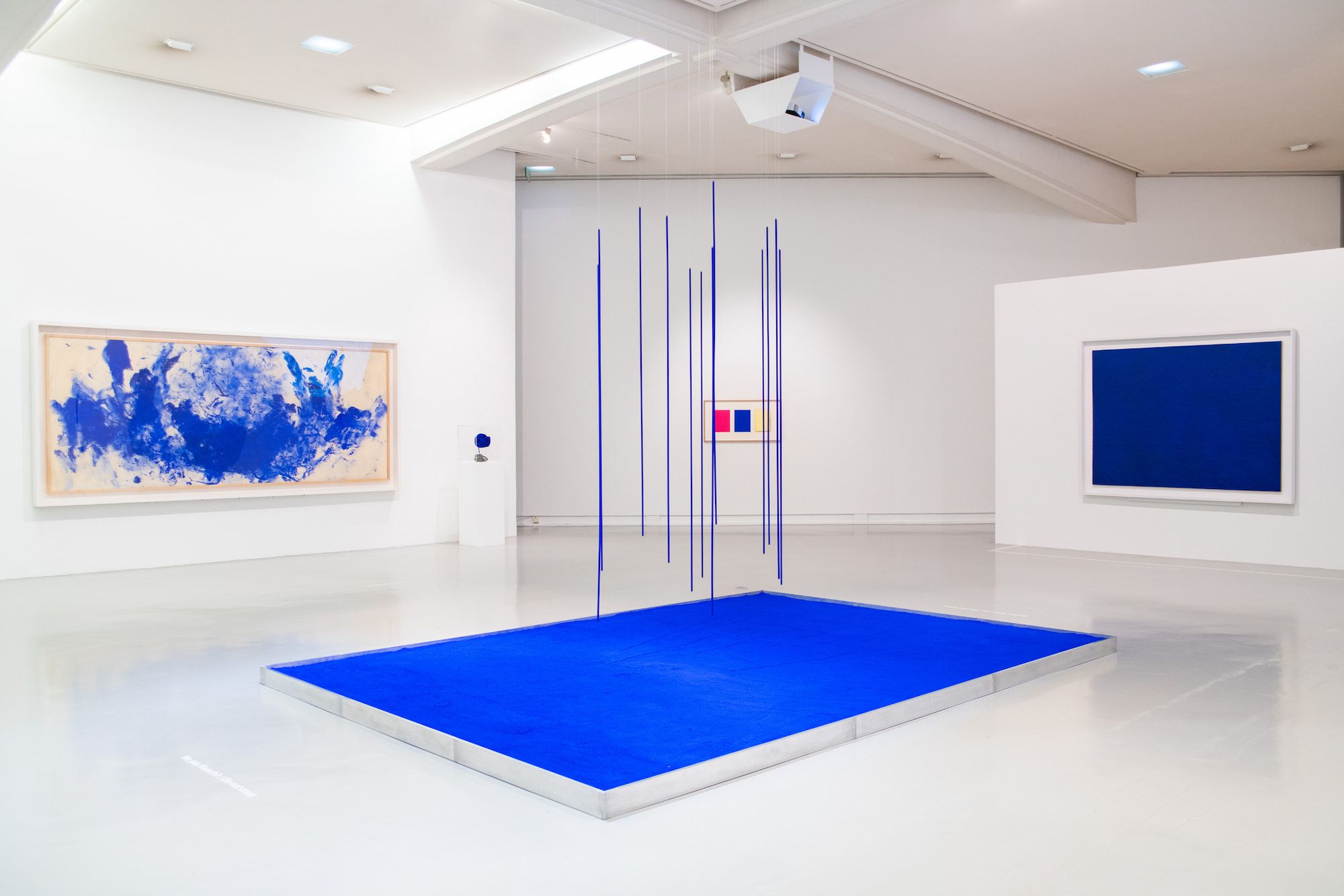 Vue de la salle Yves Klein – Collection MAMAC – Accrochage 2020 © Œuvres : Succession Yves Klein / Adagp, Paris 2021 – Photo : Célia Conan