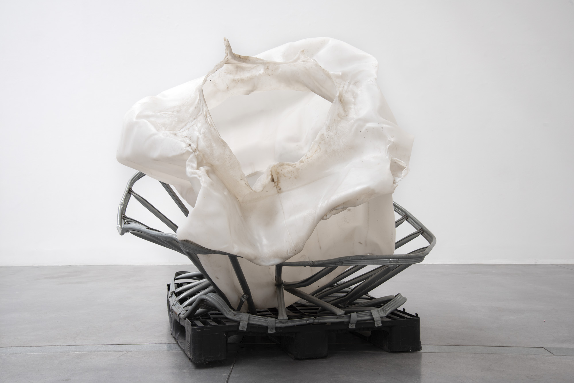 Anita MOLINERO, Oréo, 2014. Polypropylène, acier galvanisé, 180 x 100 x 120 cm.