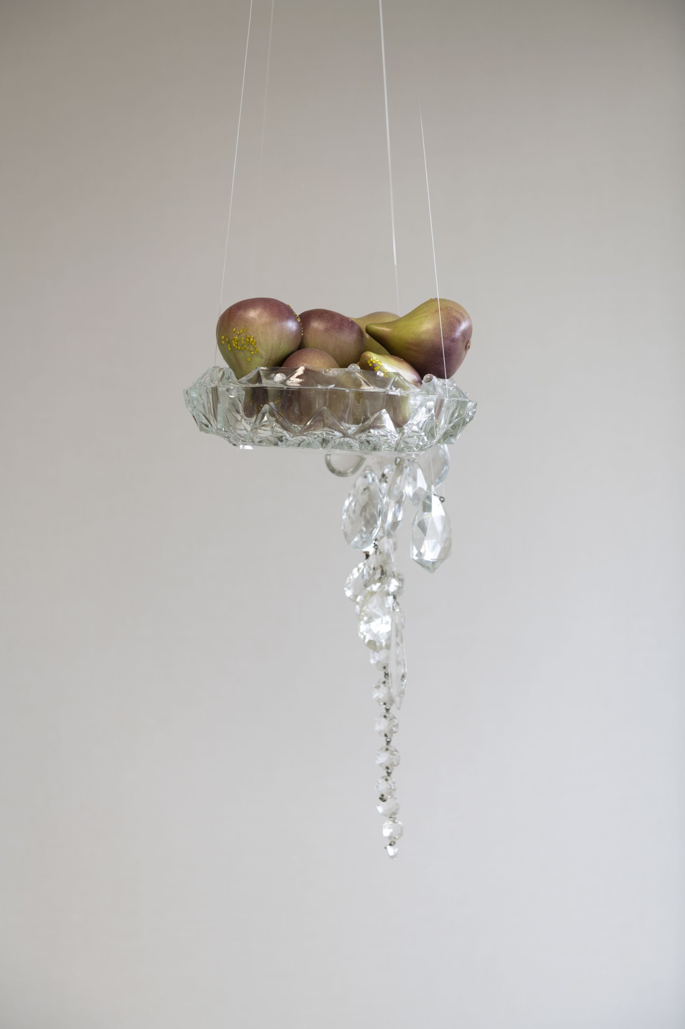 Mégane Brauer, Les rois du monde, Chapitre 1 : Nos gardiennes mortes, 2023. Cendrier en verre, pampille, figues en plastique, strass, fausse goutte d'eau, plexiglas, texte : Cry me a river. Dimensions variables © Marc Domage, courtesy Air de Paris, Romainville.