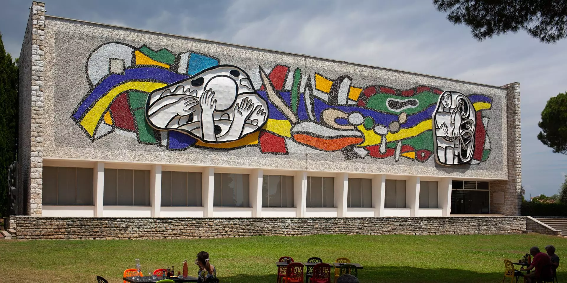 Façade principale du musée national Fernand Léger, Biot. Photo : musées nationaux du XXe siècle des Alpes-Maritimes/Gilles Ehrentrant © ADAGP, Paris, 2025.