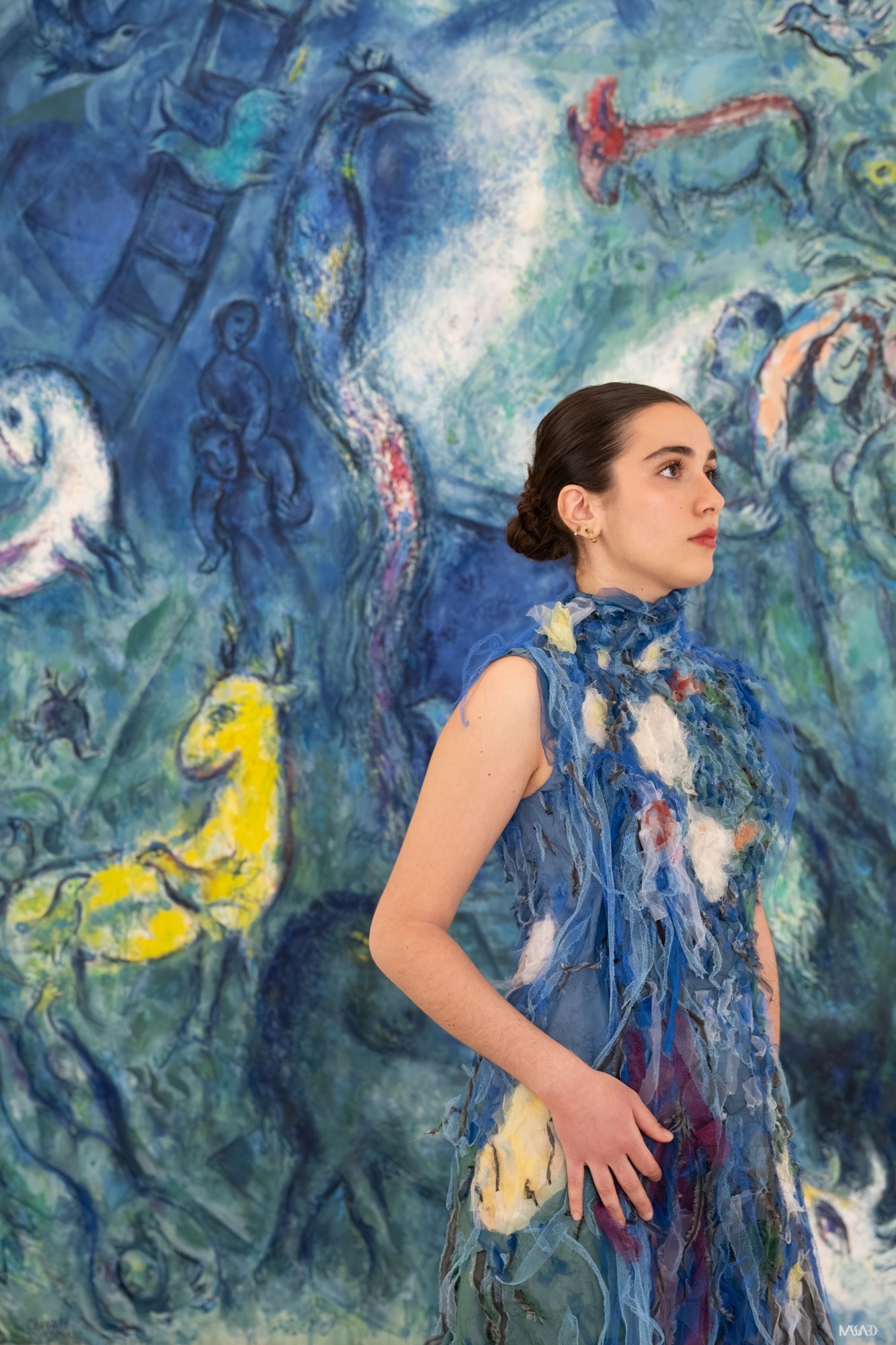 Étudiante du DN MADE devant L’Arche de Noé (détail), Marc Chagall, 1961-1966. Huile sur toile, 236 cm x 234 cm. Donation Marc et Valentina Chagall, 1966. Musée national Marc Chagall, Nice. Photo : Patrick Massabo © Adagp, Paris, 2026