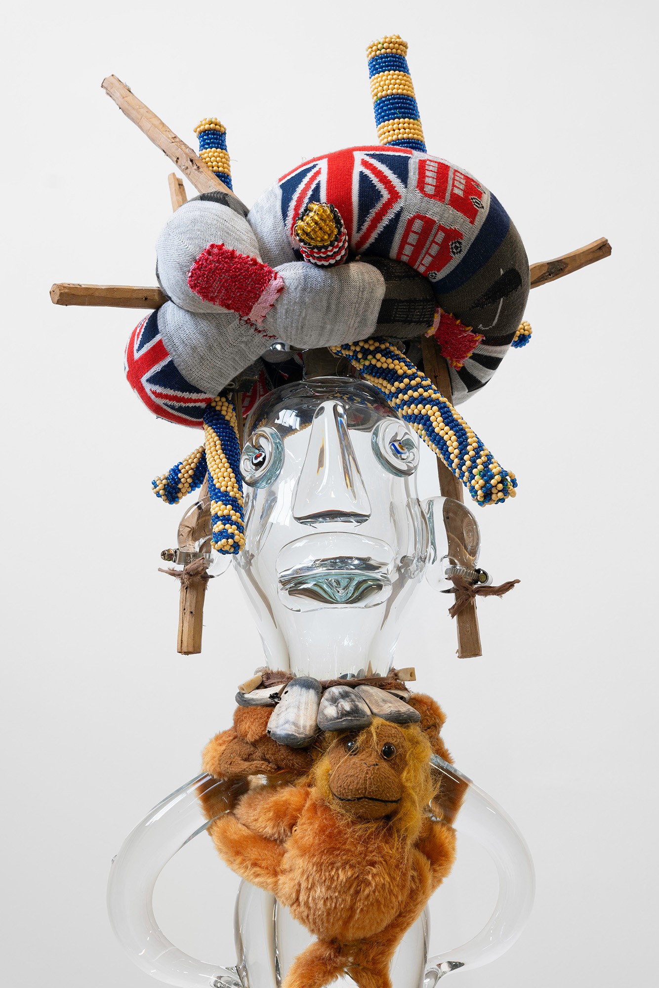 Marthine Tayou, Poupée Pascale (Hybridation), 2023. Cristal and techniques mixtes, 90 x 40 x 40 cm. © Courtesy de l'artiste et de la Galleria Continua, Paris, 2025.