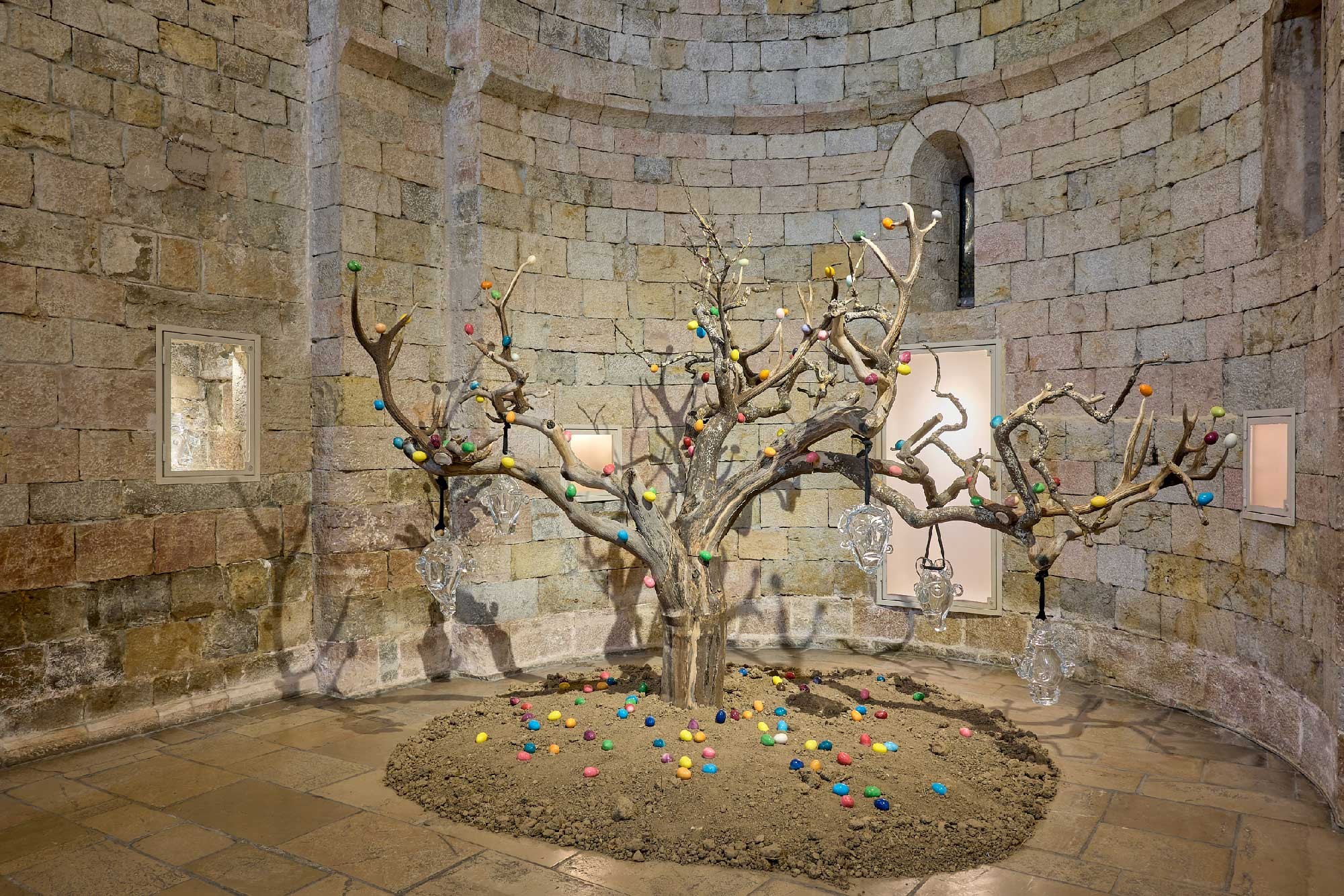 Vue de l'exposition « Pascale Marthine Tayou, Poétique des mondes », détails de « Survival Tree », Pascale Marthine Tayou, 2018-2024. © Photo : Anthony Lanneretonne © ADAGP Paris 2026