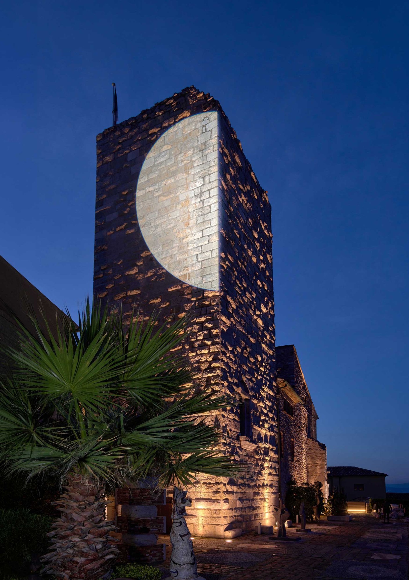 Vue depuis la terrasse du château Grimaldi, exposition Michel Verjux, Voiles, découpes, traverses. Musée Picasso, Antibes, 28 juin – 27 septembre 2026.  Photo © François Fernandez. © Michel Verjux